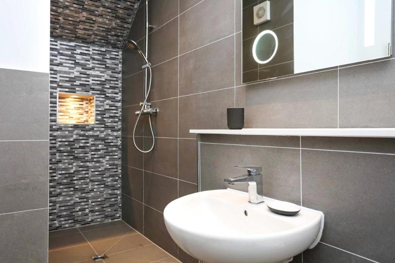 Ultra Modern, Stylish Apartment Next To Princes St เอดินบะระ ภายนอก รูปภาพ